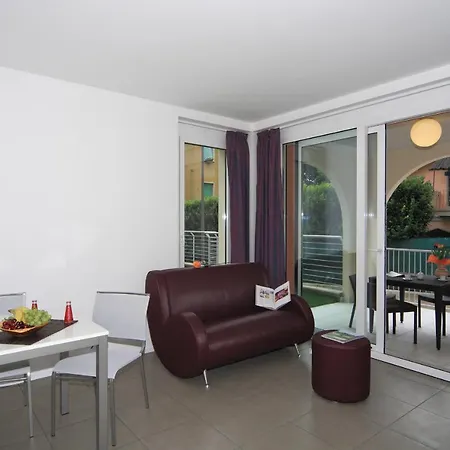 Sleeps 2 Pool Air Con Maccagno